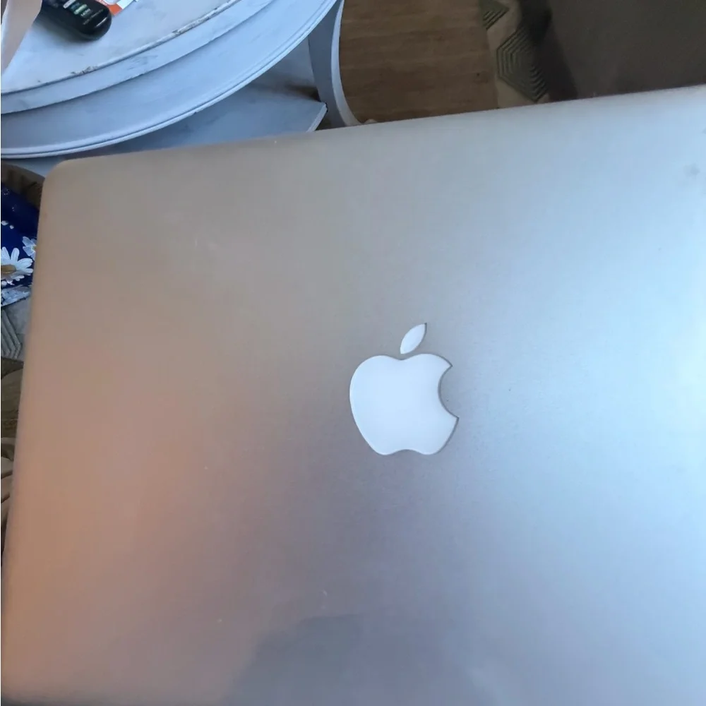 Apple MacBook in Sleek Silver with charger